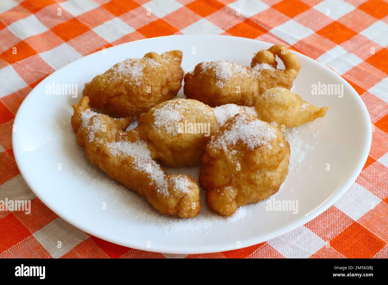 SFINCI tradizionali ciambelle fritte italiane siciliane fritte mentre frittura in verdura olio Foto Stock