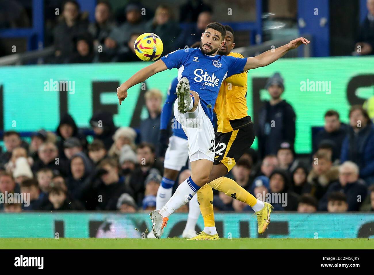 Everton, Regno Unito. 26th Dec, 2022. Neal Maupay di Everton in azione. Incontro della Premier League, Everton contro Wolverhampton Wanderers al Goodison Park di Liverpool il giorno di Santo Stefano, lunedì 26th dicembre 2022. Questa immagine può essere utilizzata solo per scopi editoriali. Solo per uso editoriale, licenza richiesta per uso commerciale. Non è utilizzabile nelle scommesse, nei giochi o nelle pubblicazioni di un singolo club/campionato/giocatore. pic di Chris Stading/Andrew Orchard sports photography/Alamy Live news Credit: Andrew Orchard sports photography/Alamy Live News Foto Stock