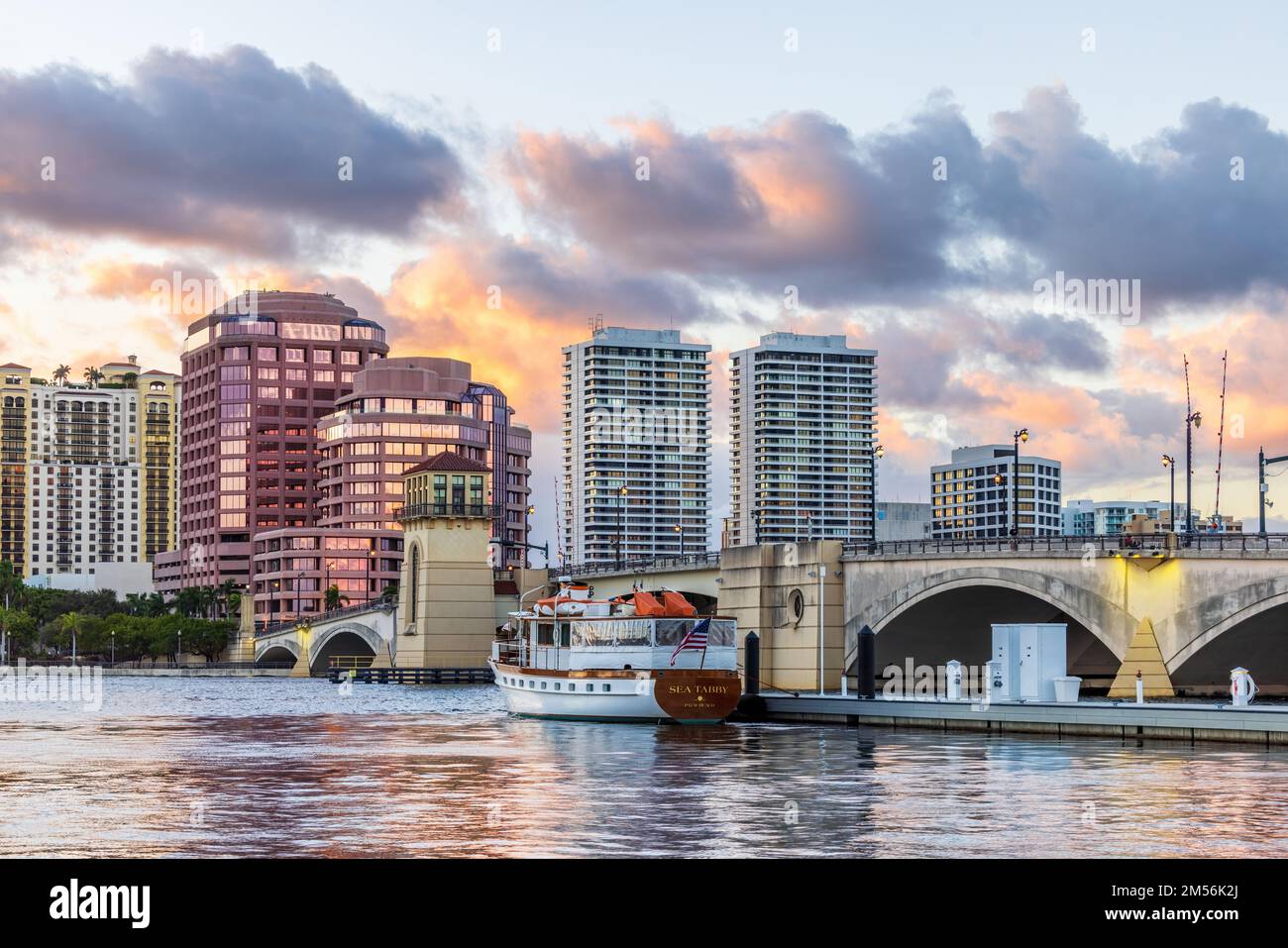 Vista dello skyline del centro cittadino di West Palm Beach al tramonto Foto Stock