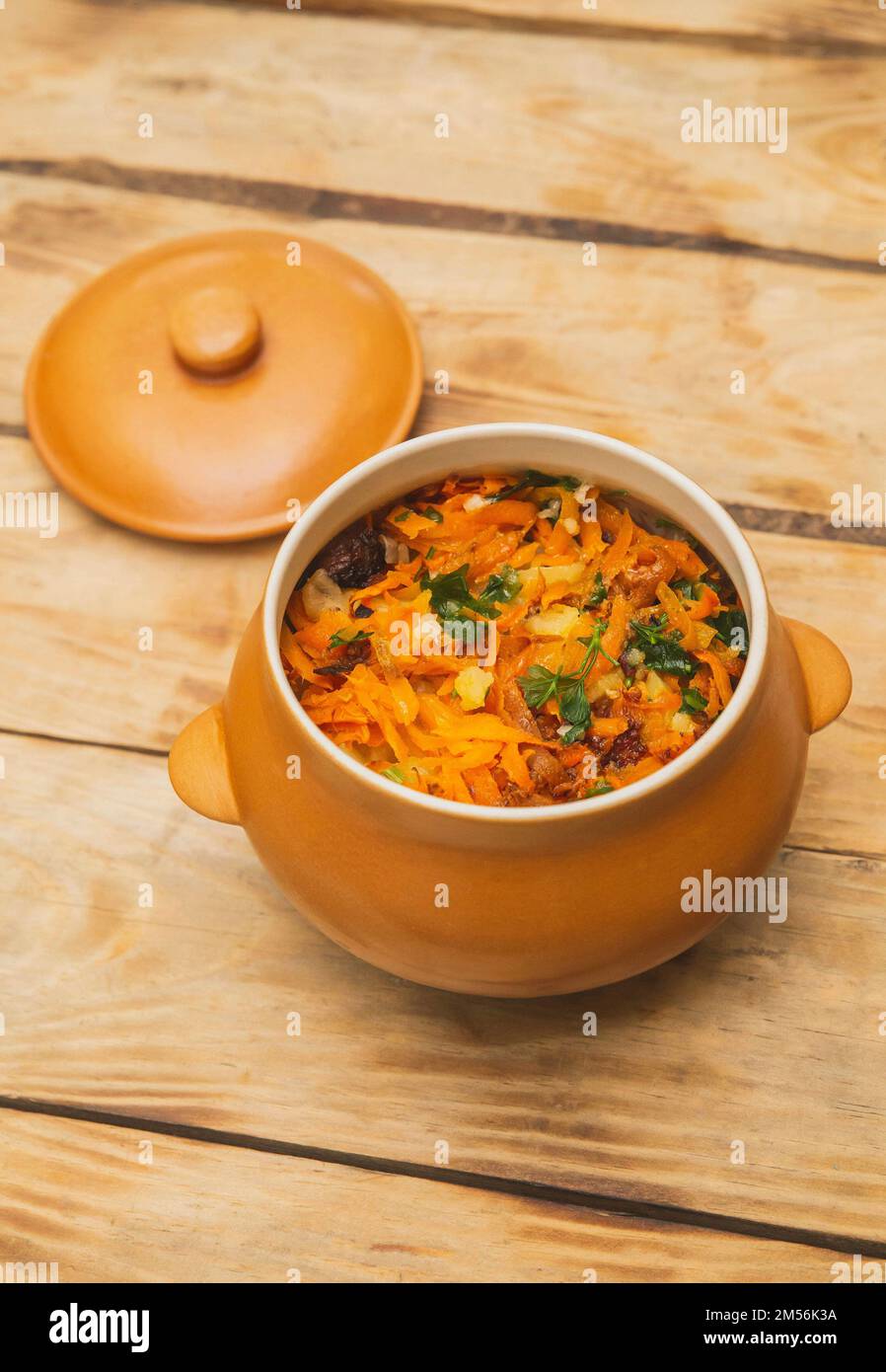 Patate cotte in una pentola con carne e verdure Foto Stock
