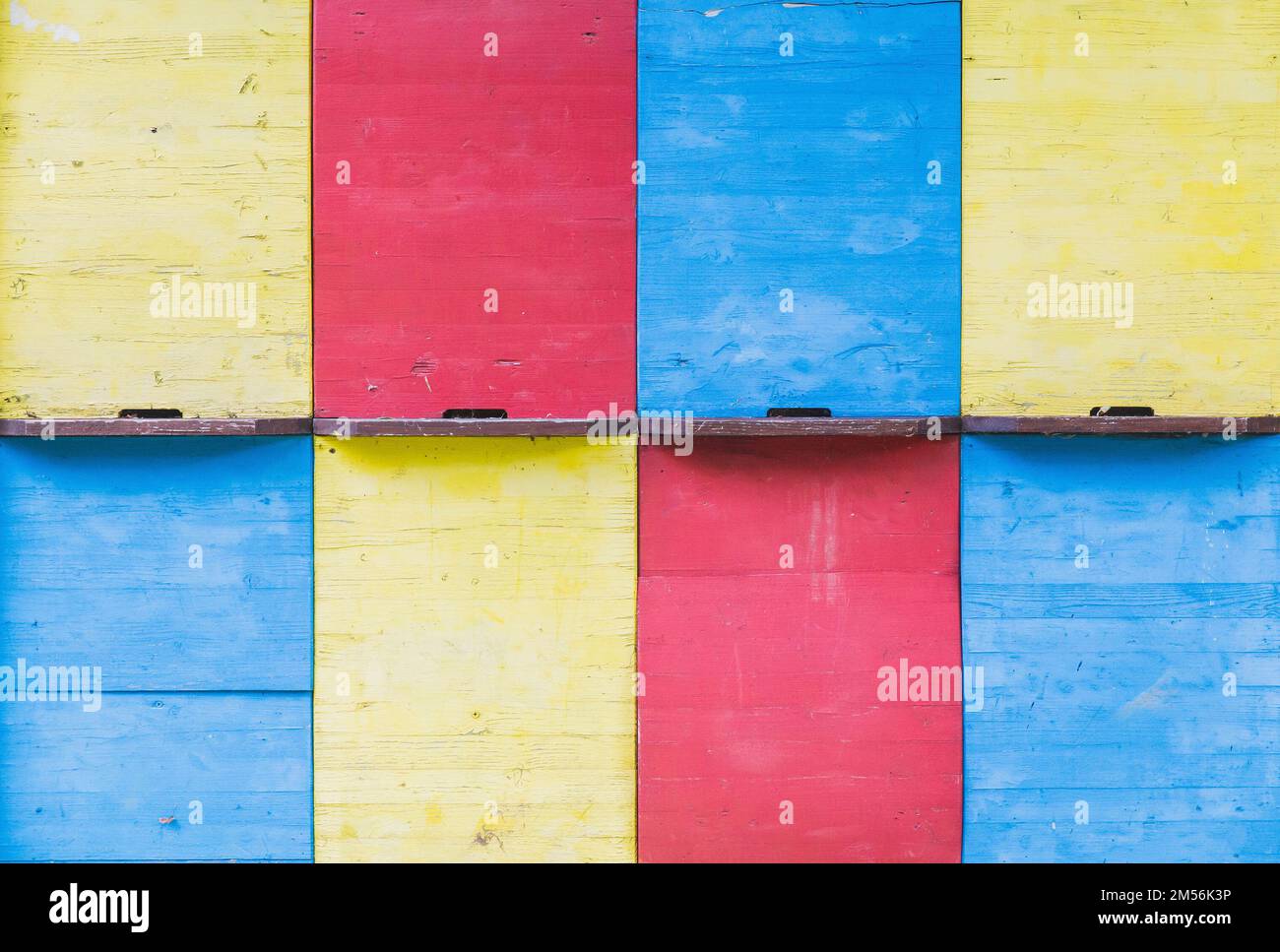 Alveari colorati. Sfondo di legno. Posiziona per testo Foto Stock