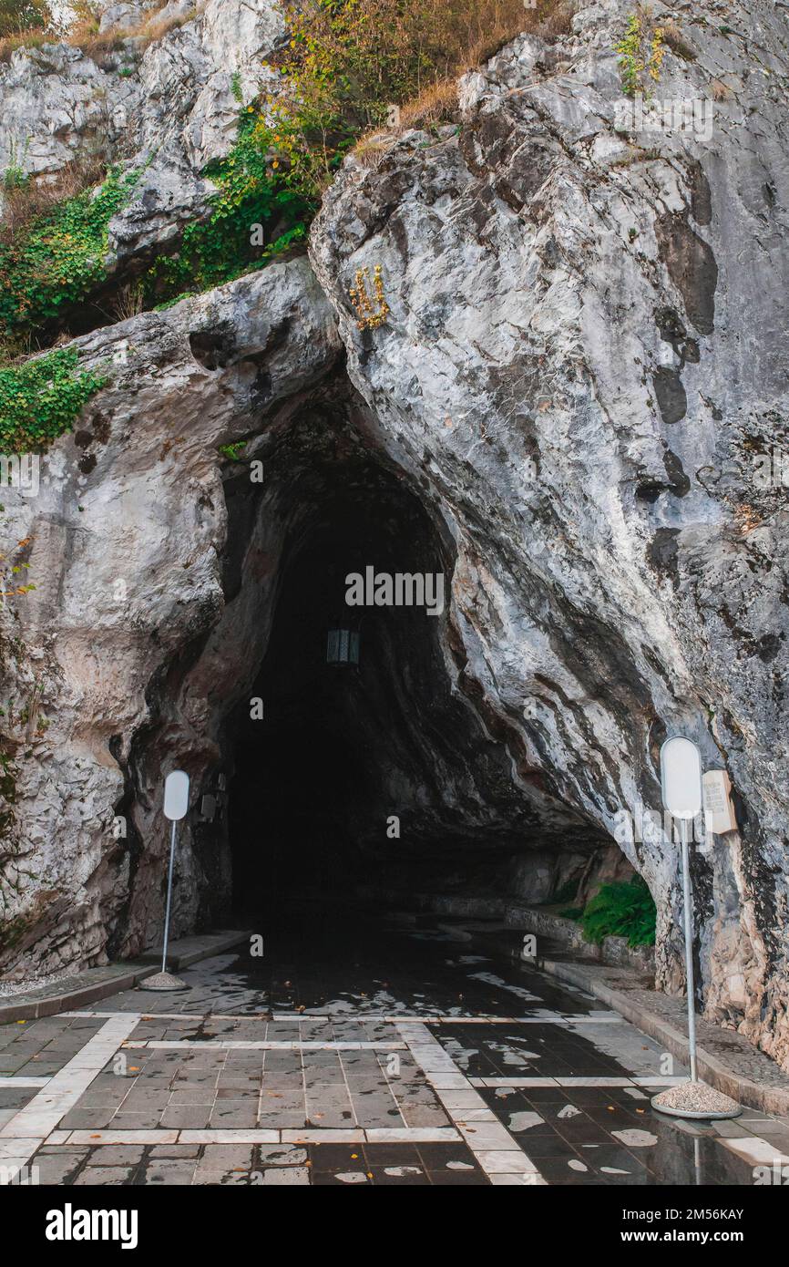 Ingresso alla grotta carsica Postojnska-Jama in Slovenia Foto Stock