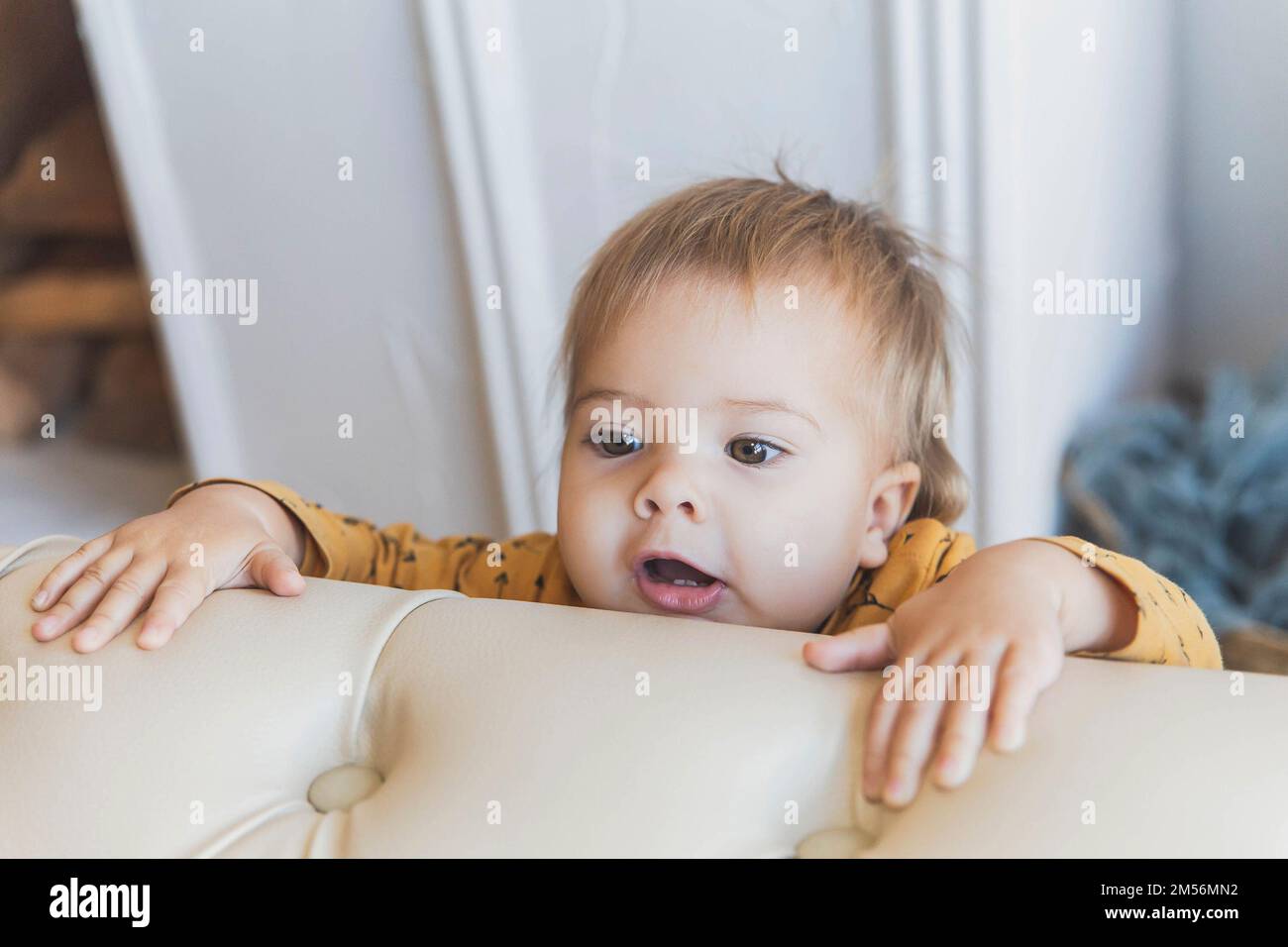 Il bambino cute sorride in modo che due denti siano visibili Foto Stock