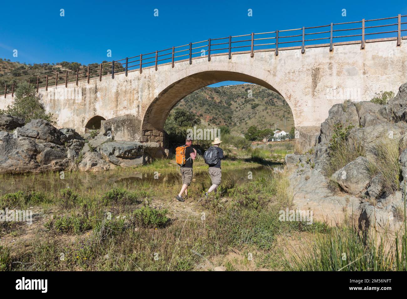 Escursioni nella campagna andalusa. Provincia di Malaga, Andalusia, Spagna meridionale. Il ponte è il Puente Las Palomas costruito dai Romani in fi Foto Stock