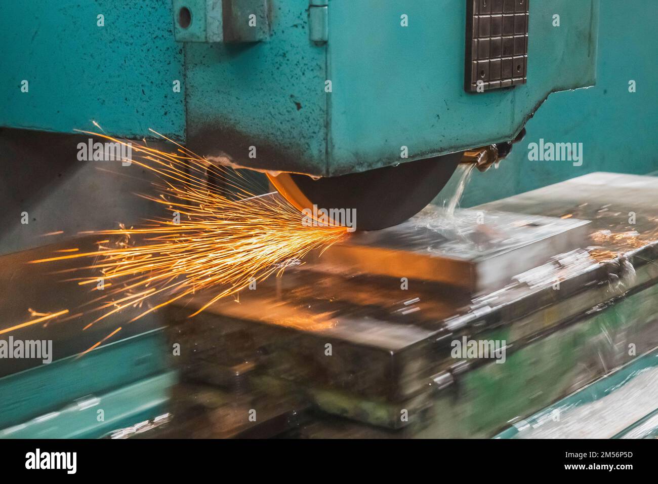 La rettificatrice automatica lucida il pezzo su una piattaforma mobile Foto Stock