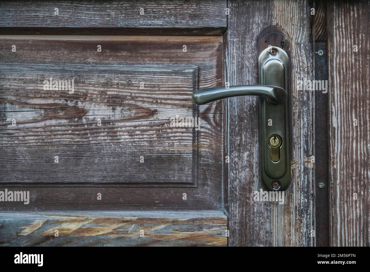 Vecchie porte in legno all'ingresso con vernice da peeling Foto Stock