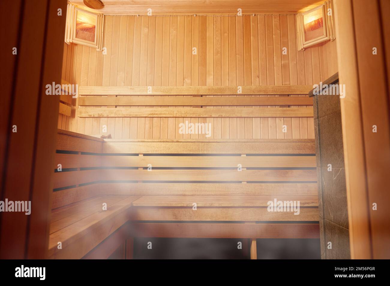 L'interno di un bagno in legno, scaffalature in legno. Spazio di copia. Foto Stock
