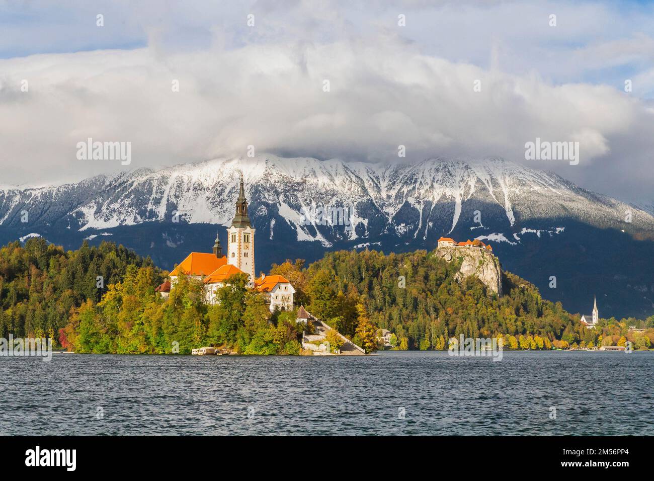 Lago di Bled nelle Alpi Giulie, in autunno Slovenia Foto Stock