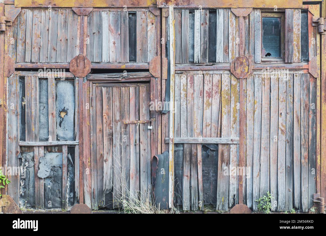 vecchio cancello di legno marcio in fabbrica abbandonata Foto Stock