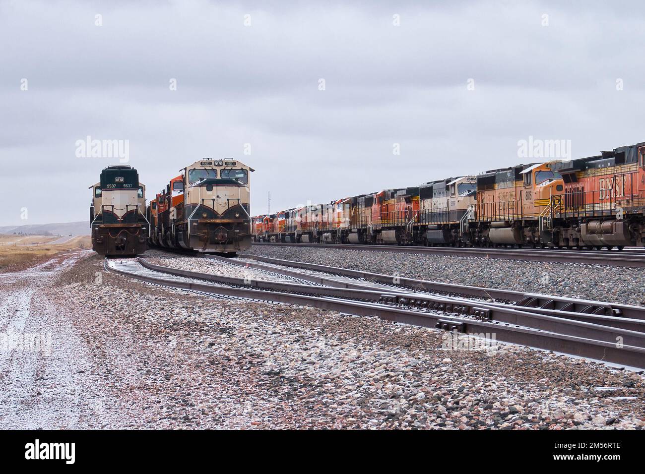 Gillette, Wyoming - 23 gennaio 2021: Treni su binari in una giornata invernale nuvolosa e fredda vicino a Gillette, Wyoming. Foto Stock