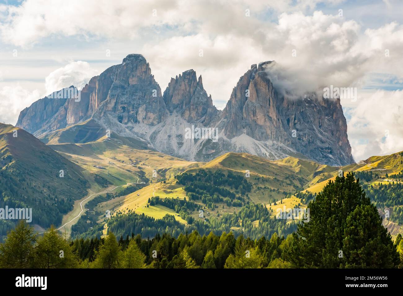 Paesaggio di montagna del Sassolungo o Gruppo del Sasso Lungo, Dolomiti, Italia Foto Stock