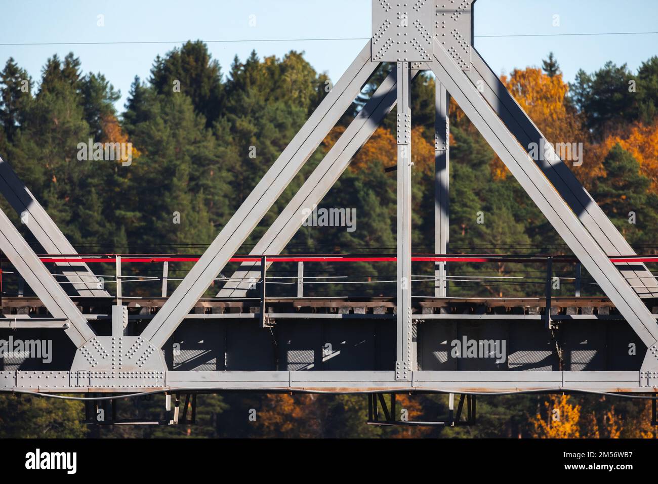 Frammento di ponte a capriate in acciaio grigio, dettagli dell'infrastruttura ferroviaria Foto Stock