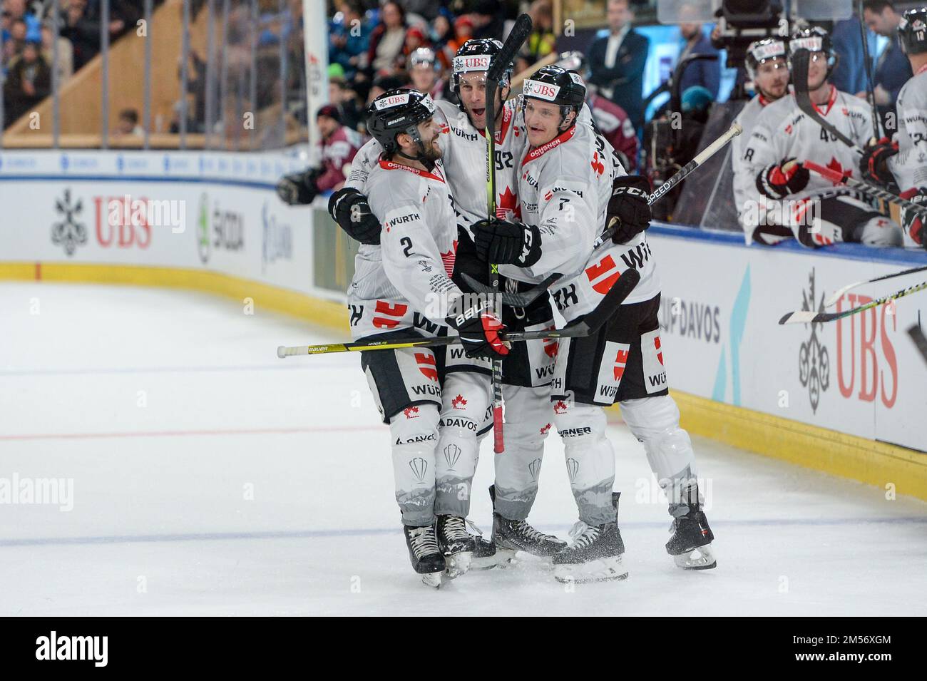 Davos, Eisstadion Davos, Spengler Cup: HC Sparta Praha - Team, Canada. 26th Dec, 2022. Il Canada festeggia il 2:3° gol. Da sinistra: Thomas Gregoire del Team Canada, il marcatore Brett Connolly del Team Canada e Daniel Carr del Team Canada (Andrea Branca/SPP-JP) Credit: SPP Sport Press Photo. /Alamy Live News Foto Stock