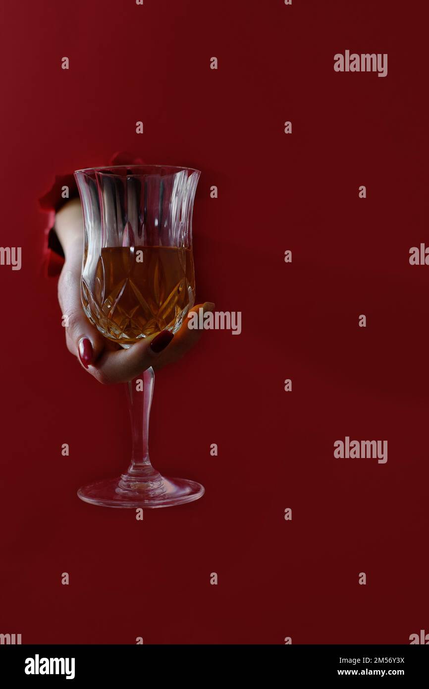 Carta tendenza mano intera donna con un bicchiere di liquore . Concetto di festa di festa Foto Stock