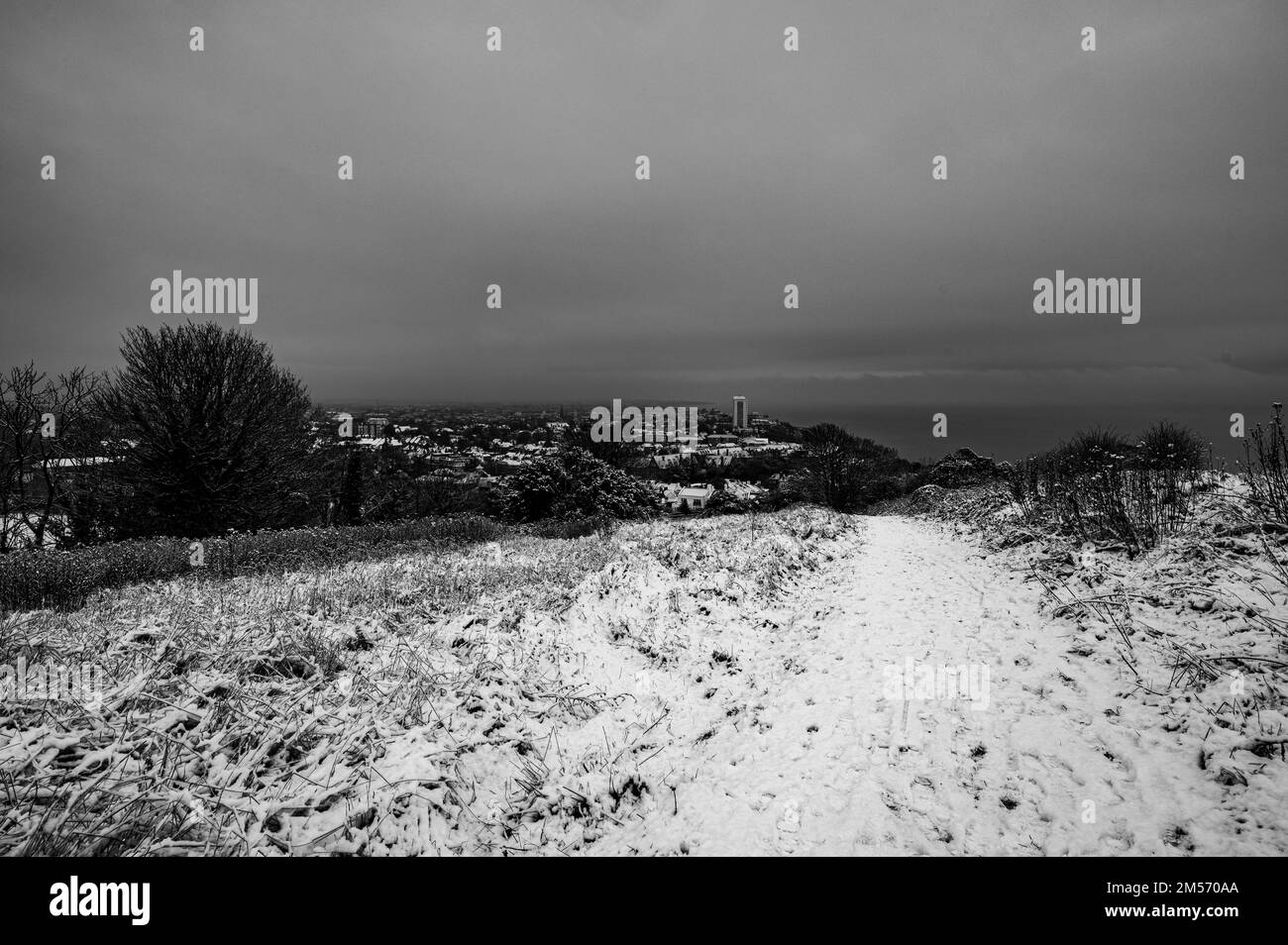 Vista di Eastbourne dalle South Downs in una giornata innevata Foto Stock