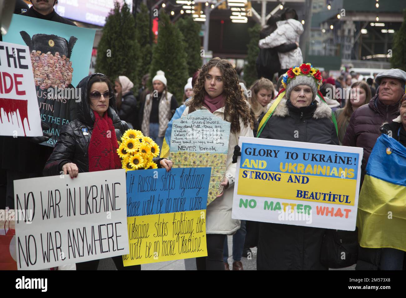 Sostenere Ucraina Rally a Times Square una settimana prima di Natale a New York città 2022. Foto Stock