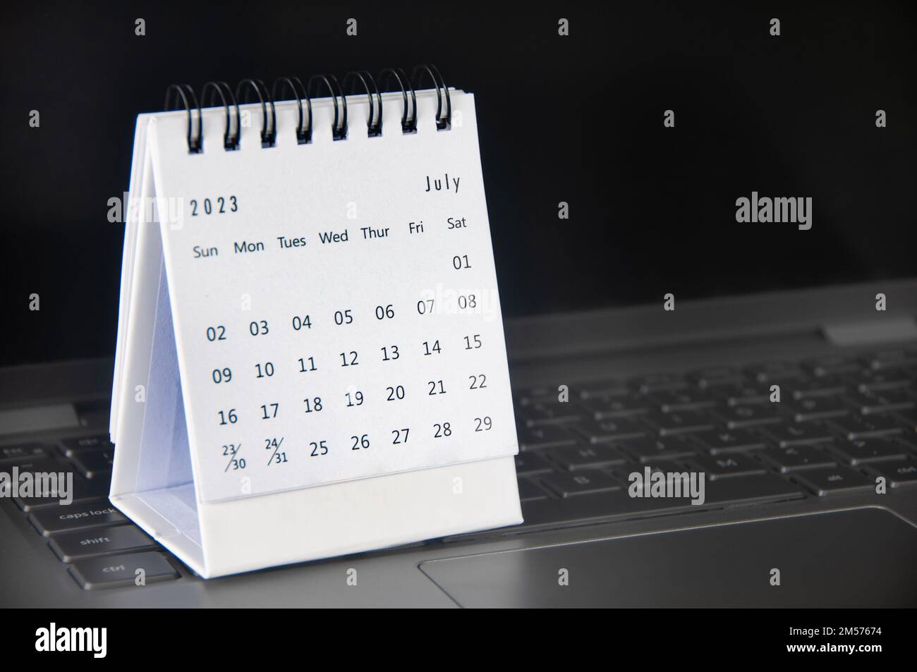 Luglio 2023 calendario da tavolo con spazio personalizzabile per testo o idee. Concetto di calendario e spazio di copia. Foto Stock