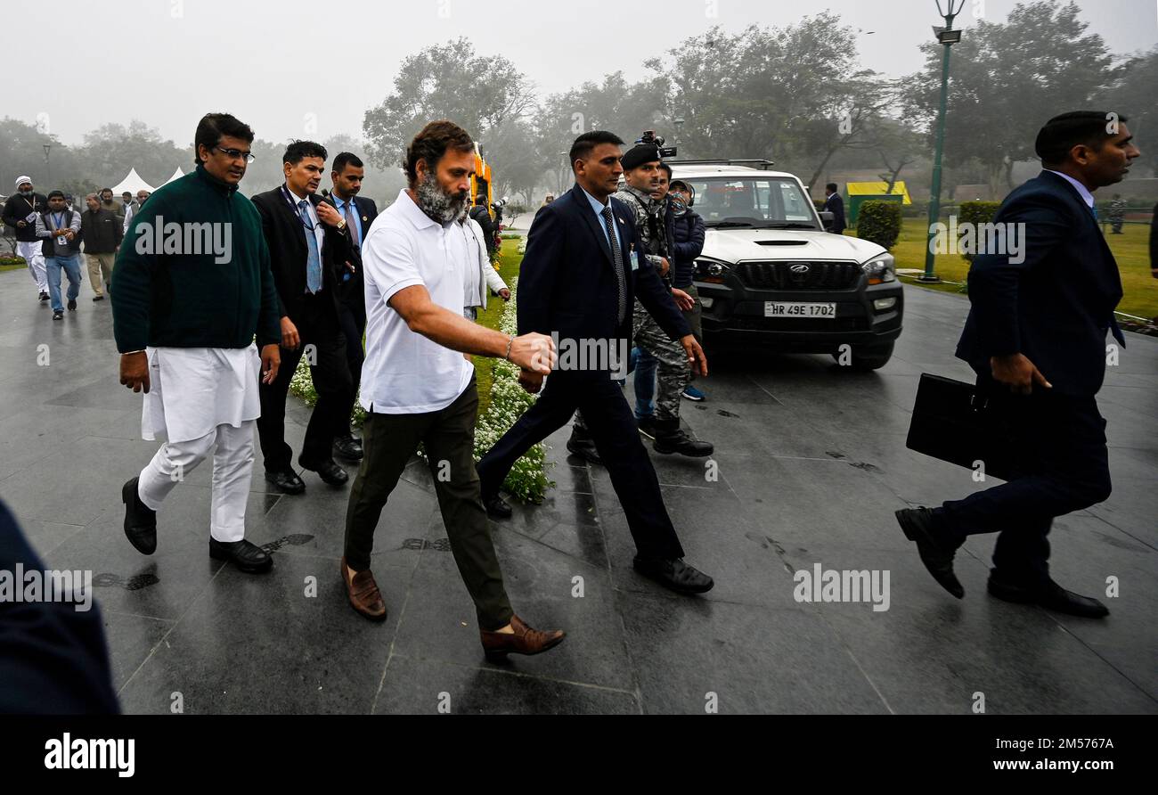 Nuova Delhi, India. 26th Dec, 2022. NEW DELHI, INDIA - 26 DICEMBRE: Il leader del Congresso Rahul Gandhi lascia dopo aver reso omaggio all'ex primo ministro Atal Bihari Vajpayee al suo memoriale Sadaiv Atal il 26 dicembre 2022 a Nuova Delhi, India. L'ex presidente del Congresso Rahul Gandhi ha reso tributi al Mahatma Gandhi e agli ex primi ministri, tra cui Atal Bihari Vajpayee, Jawaharlal Nehru, Lal Bahadur Shastri, Indira Gandhi e Rajiv Gandhi, durante i loro memoriali a Nuova Delhi. (Foto di Raj K Raj/Hindustan Times/Sipa USA) Credit: Sipa USA/Alamy Live News Foto Stock