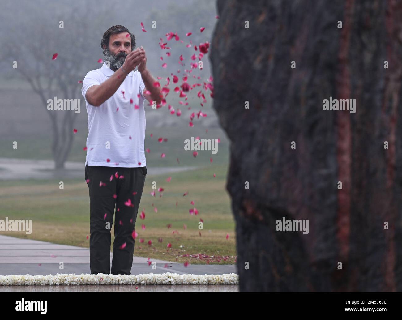 Nuova Delhi, India. 26th Dec, 2022. NEW DELHI, INDIA - 26 DICEMBRE: Il leader del Congresso Rahul Gandhi rende omaggio all'ex primo ministro e alla nonna Indira Gandhi al suo memoriale Shakti Sthal il 26 dicembre 2022 a New Delhi, India. L'ex presidente del Congresso Rahul Gandhi ha reso tributi al Mahatma Gandhi e agli ex primi ministri, tra cui Atal Bihari Vajpayee, Jawaharlal Nehru, Lal Bahadur Shastri, Indira Gandhi e Rajiv Gandhi, durante i loro memoriali a Nuova Delhi. (Foto di Raj K Raj/Hindustan Times/Sipa USA) Credit: Sipa USA/Alamy Live News Foto Stock