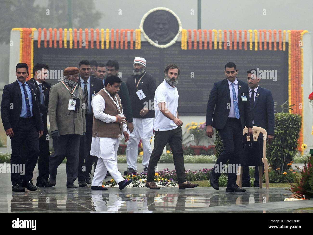 Nuova Delhi, India. 26th Dec, 2022. NEW DELHI, INDIA - 26 DICEMBRE: Il leader del Congresso Rahul Gandhi arriva per rendere omaggio all'ex primo ministro Atal Bihari Vajpayee al suo memoriale Sadaiv Atal il 26 dicembre 2022 a Nuova Delhi, India. L'ex presidente del Congresso Rahul Gandhi ha reso tributi al Mahatma Gandhi e agli ex primi ministri, tra cui Atal Bihari Vajpayee, Jawaharlal Nehru, Lal Bahadur Shastri, Indira Gandhi e Rajiv Gandhi, durante i loro memoriali a Nuova Delhi. (Foto di Raj K Raj/Hindustan Times/Sipa USA) Credit: Sipa USA/Alamy Live News Foto Stock