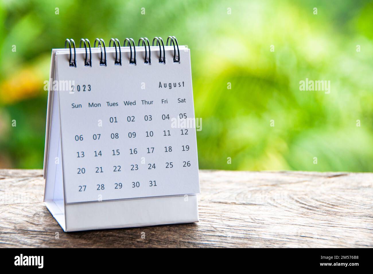 Agosto 2023 calendario da tavolo con spazio personalizzabile per testo o idee. Concetto di calendario e spazio di copia. Foto Stock
