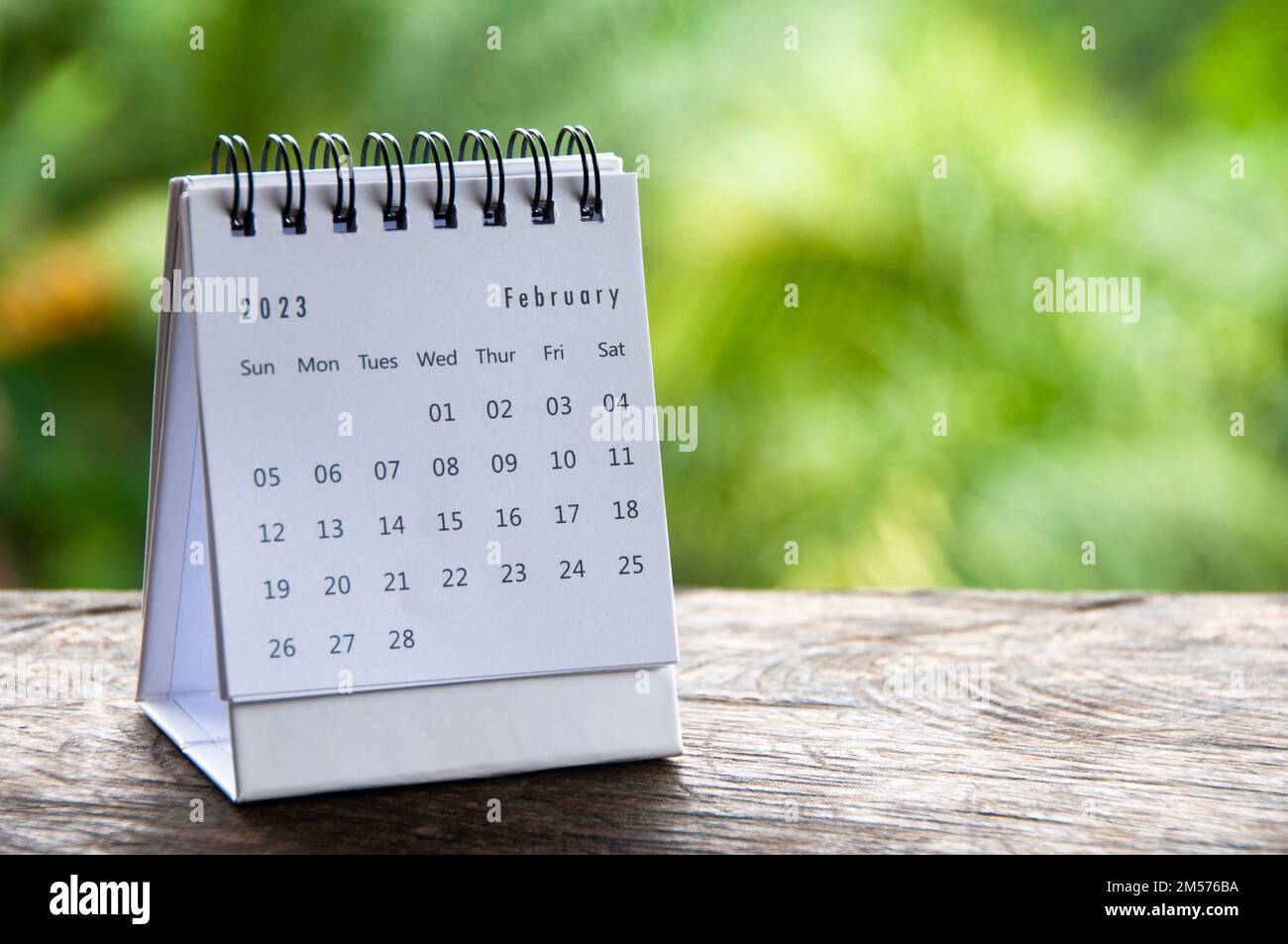 Calendario da tavolo febbraio 2023 con spazio personalizzabile per testo o idee. Concetto di calendario e spazio di copia. Foto Stock