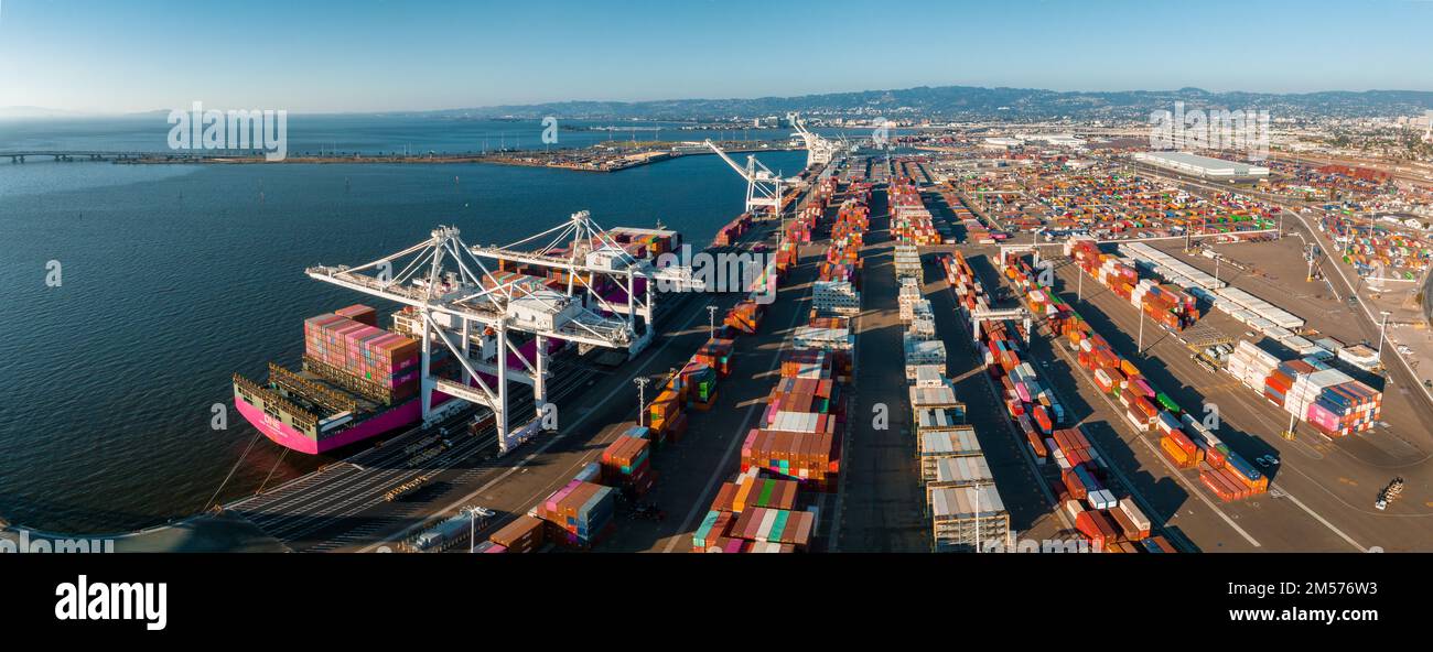 Vista aerea sul porto esterno di Oakland. Carrelli carichi che si muovono da gru a container. Foto Stock