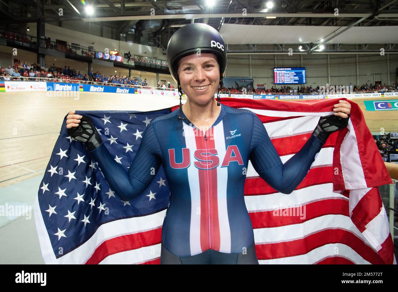 Jennifer Valente degli Stati Uniti si pone con la bandiera degli Stati Uniti dopo aver vinto l'evento omnium femminile ai Campionati mondiali di ciclismo UCI Track 2022. Foto Stock