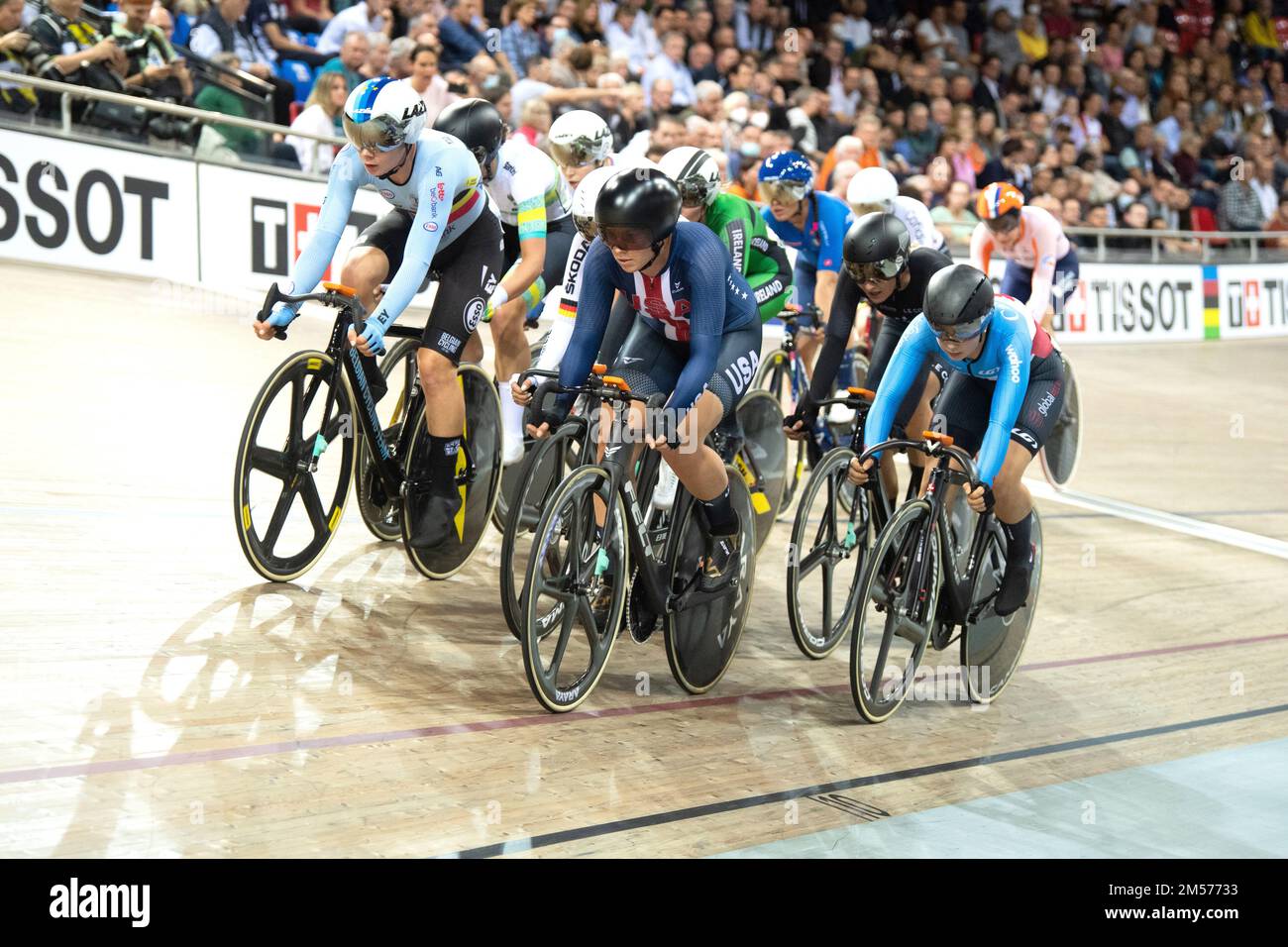 Jennifer Valente degli Stati Uniti guida il campo nella gara di eliminazione, parte dell'Omnium femminile durante i Campionati mondiali di ciclismo UCI Track 2022. Foto Stock