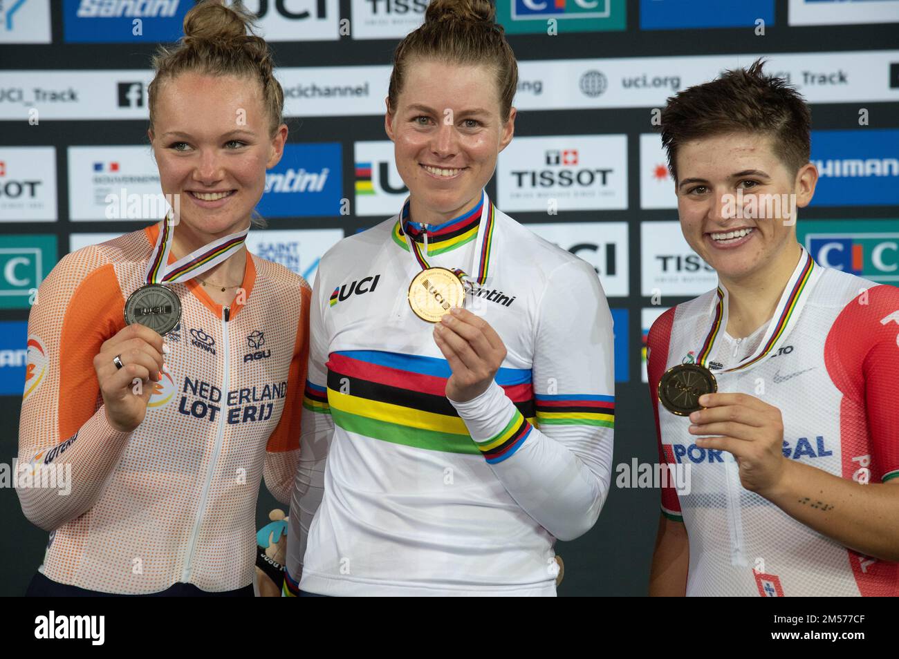 Jennifer Valente degli Stati Uniti, campione del mondo nell'omnium femminile, con la medaglia d'oro e la maglia arcobaleno, ai Campionati del mondo UCI Track 2022 Foto Stock