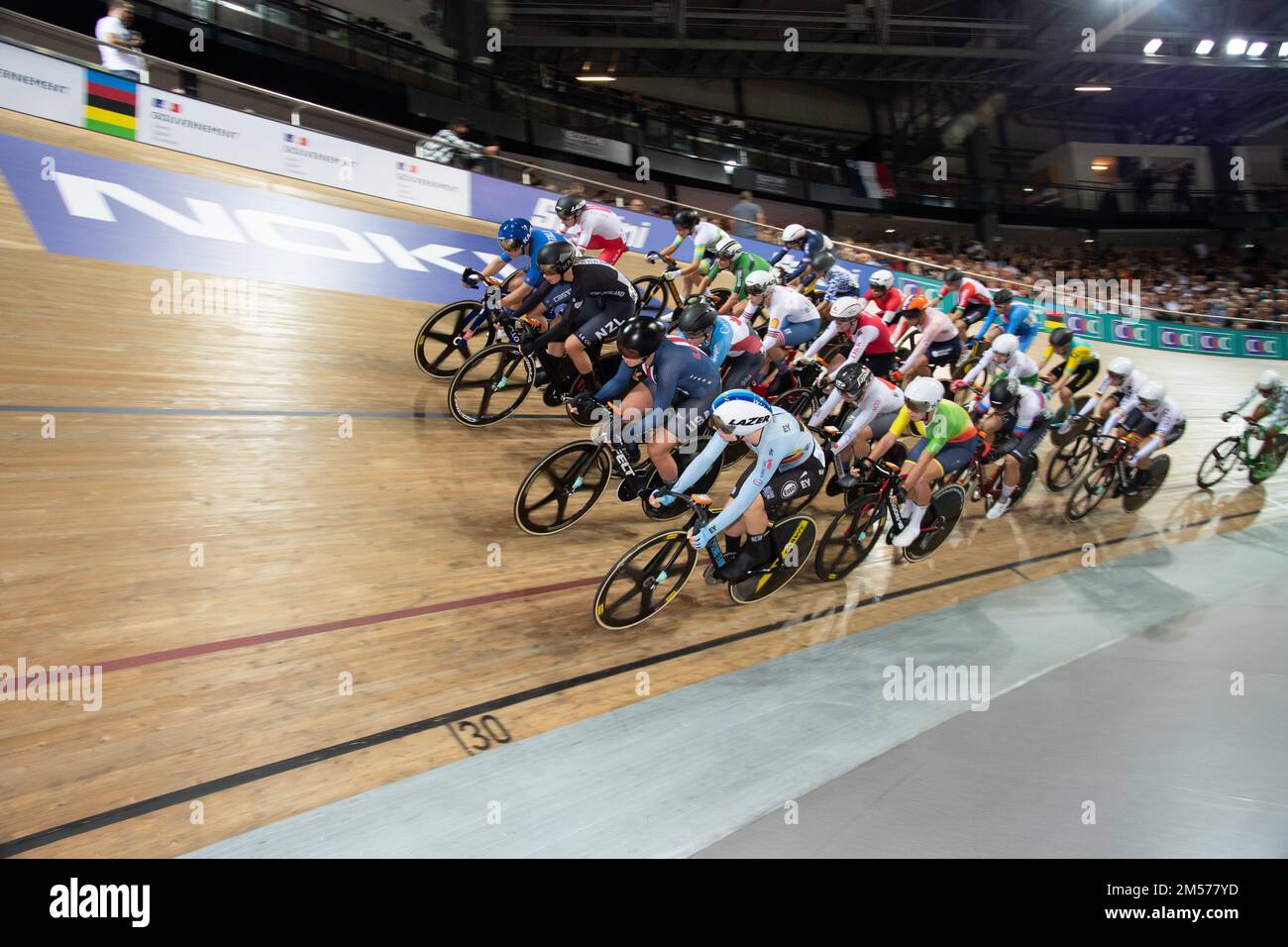 Jennifer Valente degli Stati Uniti guida il campo nella gara di eliminazione, parte dell'Omnium femminile durante i Campionati mondiali di ciclismo UCI Track 2022. Foto Stock