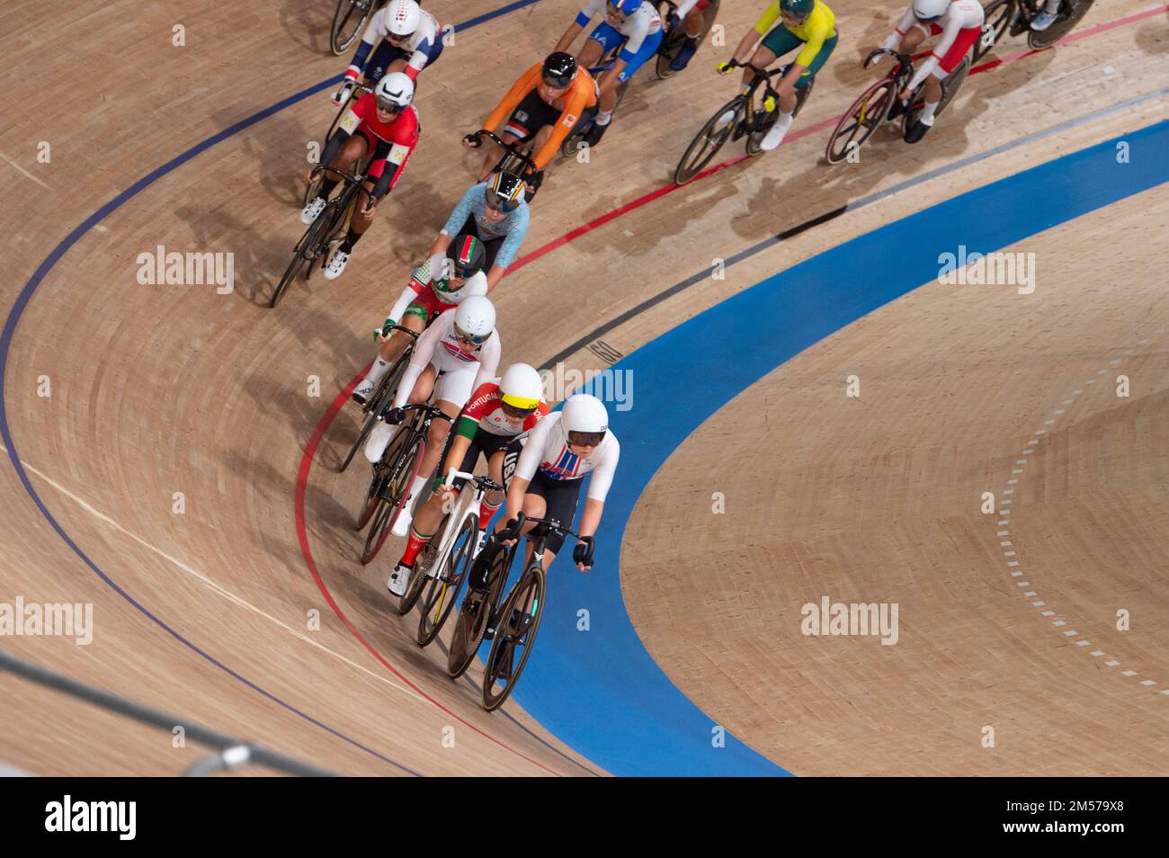 Jennifer Valente degli Stati Uniti che guidano il campo e che continua a vincere l'oro durante l'omnium delle donne durante le Olimpiadi di Tokyo del 2020. Foto Stock