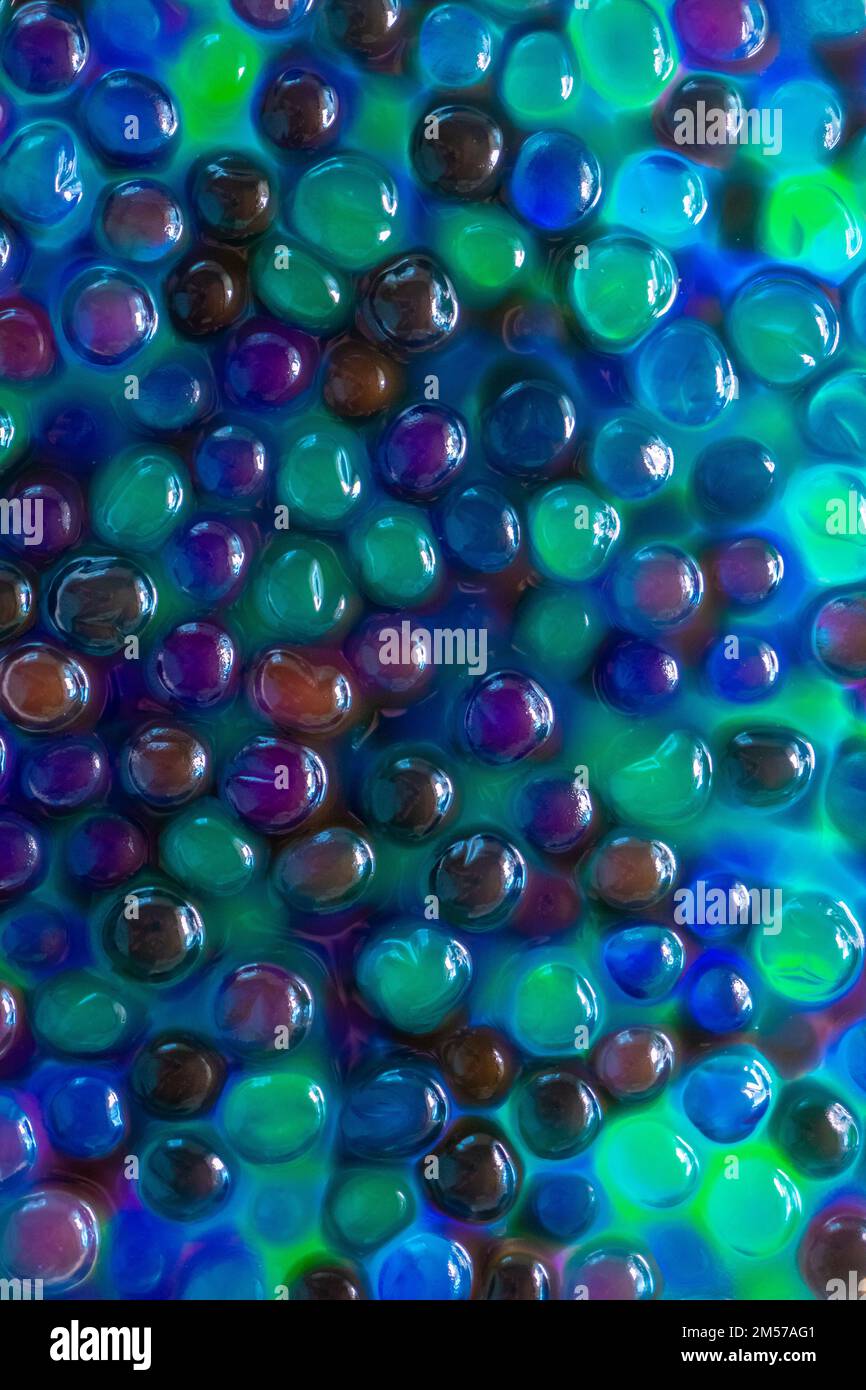 Idrogel Orbeez sfondo. Sfere orbiz texture.Blue verde orbiz in acqua.idrogel sfere per decorazione, giardinaggio e umidificatore d'aria. Foto Stock