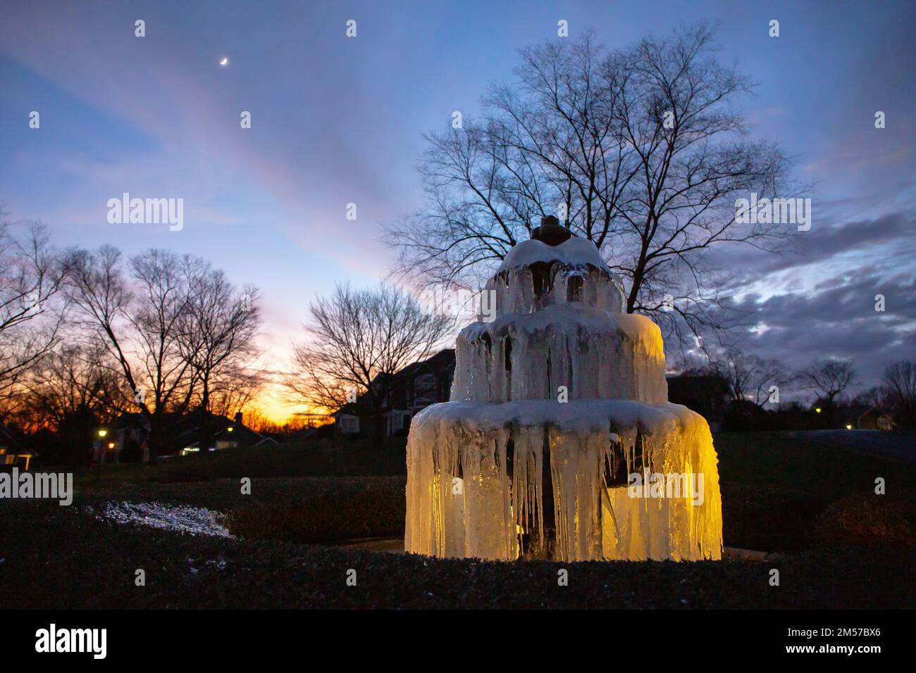 Un'onda fredda nel dicembre 2022 ha raggiunto tutto il senso nel sud americano, congelando questa fontana dell'acqua a Charlotte, Carolina del Nord. Foto Stock