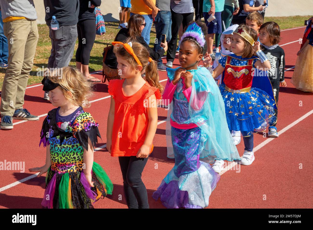 I bambini indossano i loro costumi durante una sfilata scolastica di Halloween, San Diego, California Foto Stock