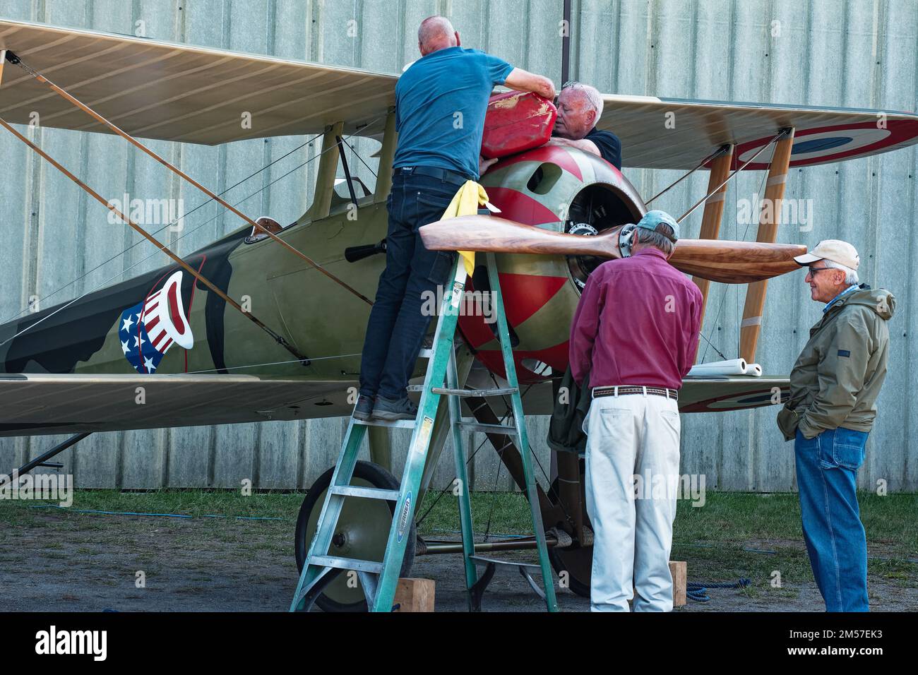 Volontari preparano un biplano Nieuport 28 francese d'epoca per una rappresentazione di rievocazione bellica all'American Heritage Museum. Hudson, Massachusetts Foto Stock