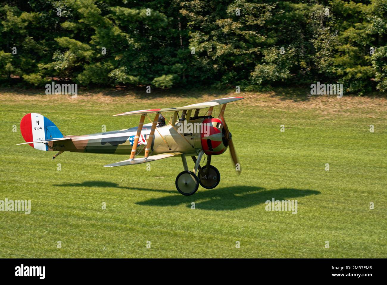 Un'annata 1918 francese della prima guerra mondiale Nieuport 28 manovre di volo biplano durante una rievocazione di guerra presso l'American Heritage Museum. Hudson, Massachus Foto Stock