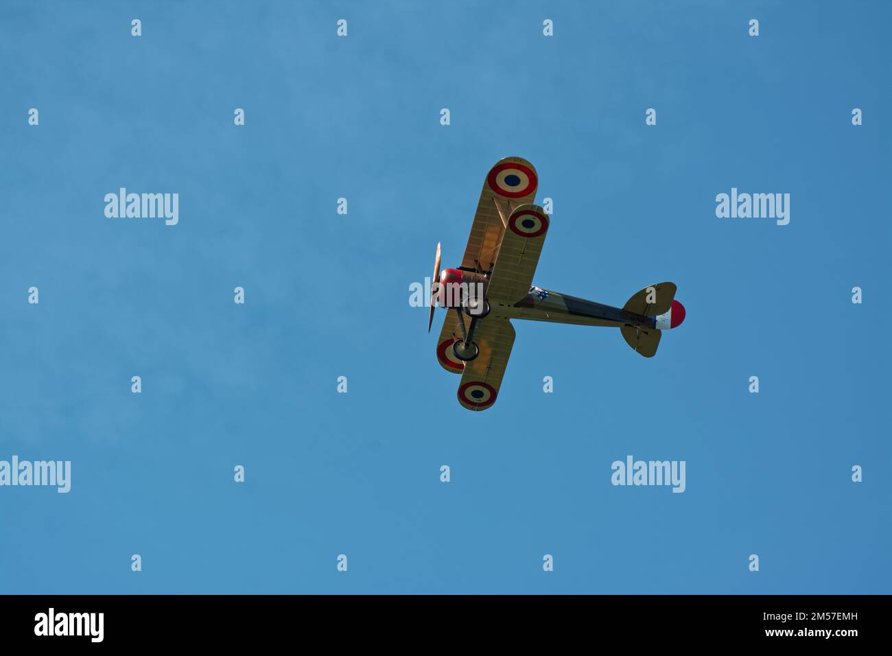 Un'annata 1918 francese della prima guerra mondiale Nieuport 28 manovre di volo biplano durante una rievocazione di guerra presso l'American Heritage Museum. Hudson, Massachus Foto Stock