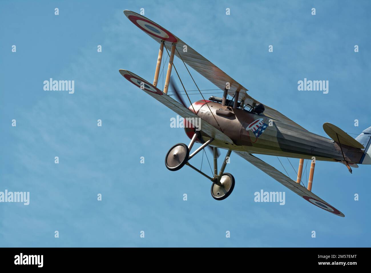 Un'annata 1918 francese della prima guerra mondiale Nieuport 28 manovre di volo biplano durante una rievocazione di guerra presso l'American Heritage Museum. Hudson, Massachus Foto Stock