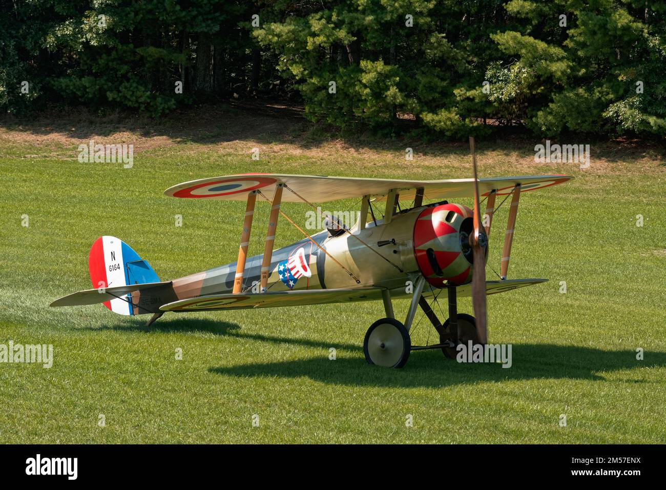 Un'annata 1918 francese della prima guerra mondiale Nieuport 28 manovre di volo biplano durante una rievocazione di guerra presso l'American Heritage Museum. Hudson, Massachus Foto Stock