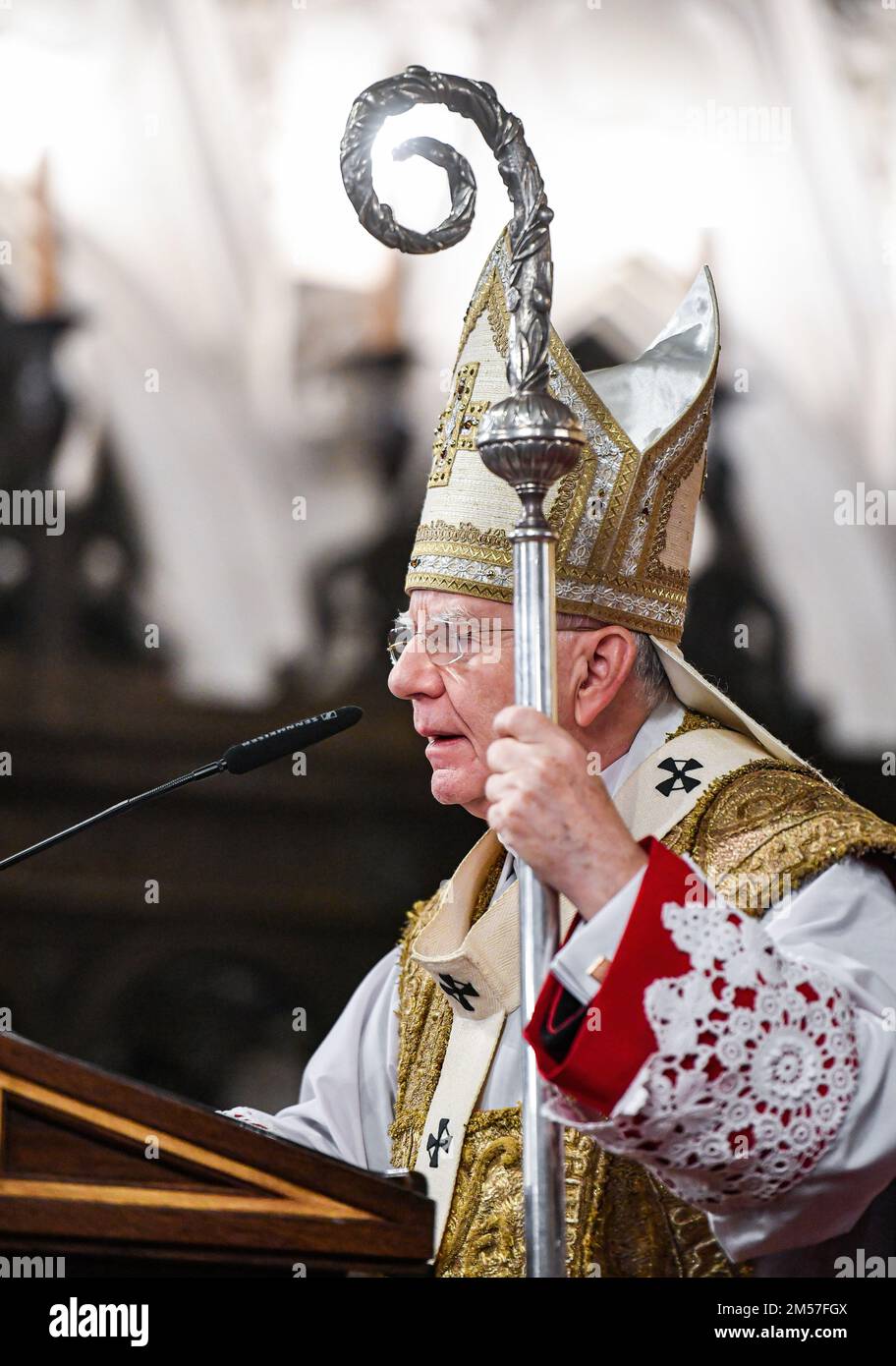 Cracovia, Polonia. 25th Dec, 2022. Mons. Marek Jedraszewski - Metropolita di Cracovia conduce una messa di mezzanotte nella Cattedrale di Wawel. La notte del 24/25 dicembre (dopo la vigilia di Natale) alle 12:00:00 presso la Cattedrale di Wawel a Cracovia, si tiene una messa di mezzanotte sotto la guida del Metropolita di Cracovia. Credit: SOPA Images Limited/Alamy Live News Foto Stock