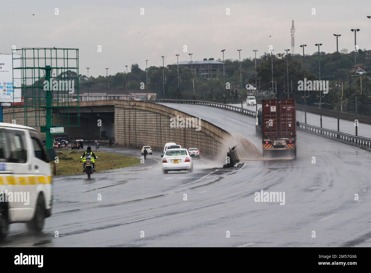 Nakuru, Kenya. 26th Dec, 2022. I veicoli sono guidati su una strada trafficata dopo una breve pioggia nella città di Nakuru. Nel gennaio 2023, si prevede che il prezzo del carburante aumenti dopo la demolizione di un regime di sovvenzioni. Credit: SOPA Images Limited/Alamy Live News Foto Stock