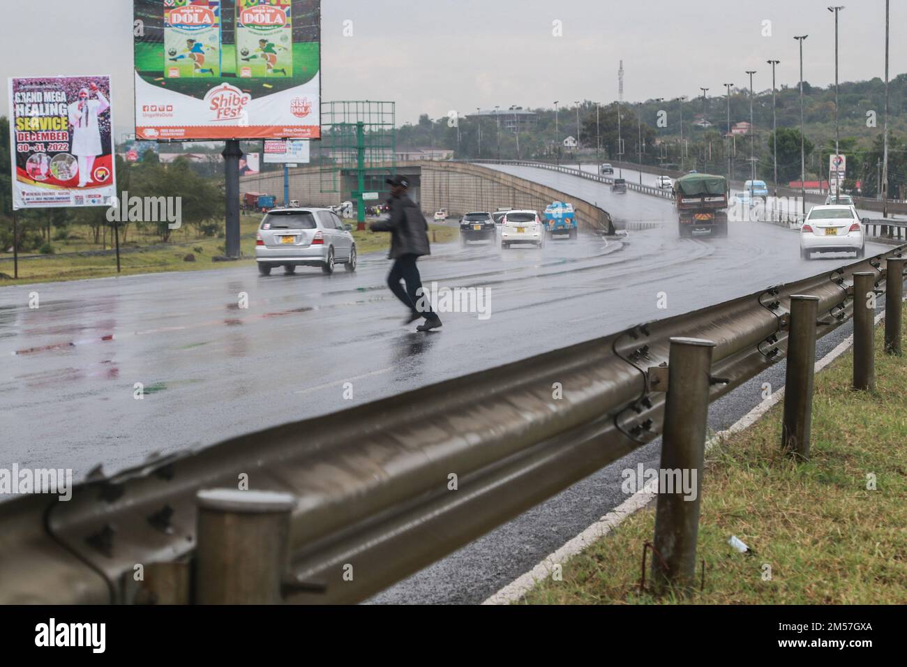 Nakuru, Kenya. 26th Dec, 2022. Un uomo tenta di attraversare una sezione di una strada trafficata nella città di Nakuru. Nel gennaio 2023, si prevede che il prezzo del carburante aumenti dopo la demolizione di un regime di sovvenzioni. Credit: SOPA Images Limited/Alamy Live News Foto Stock