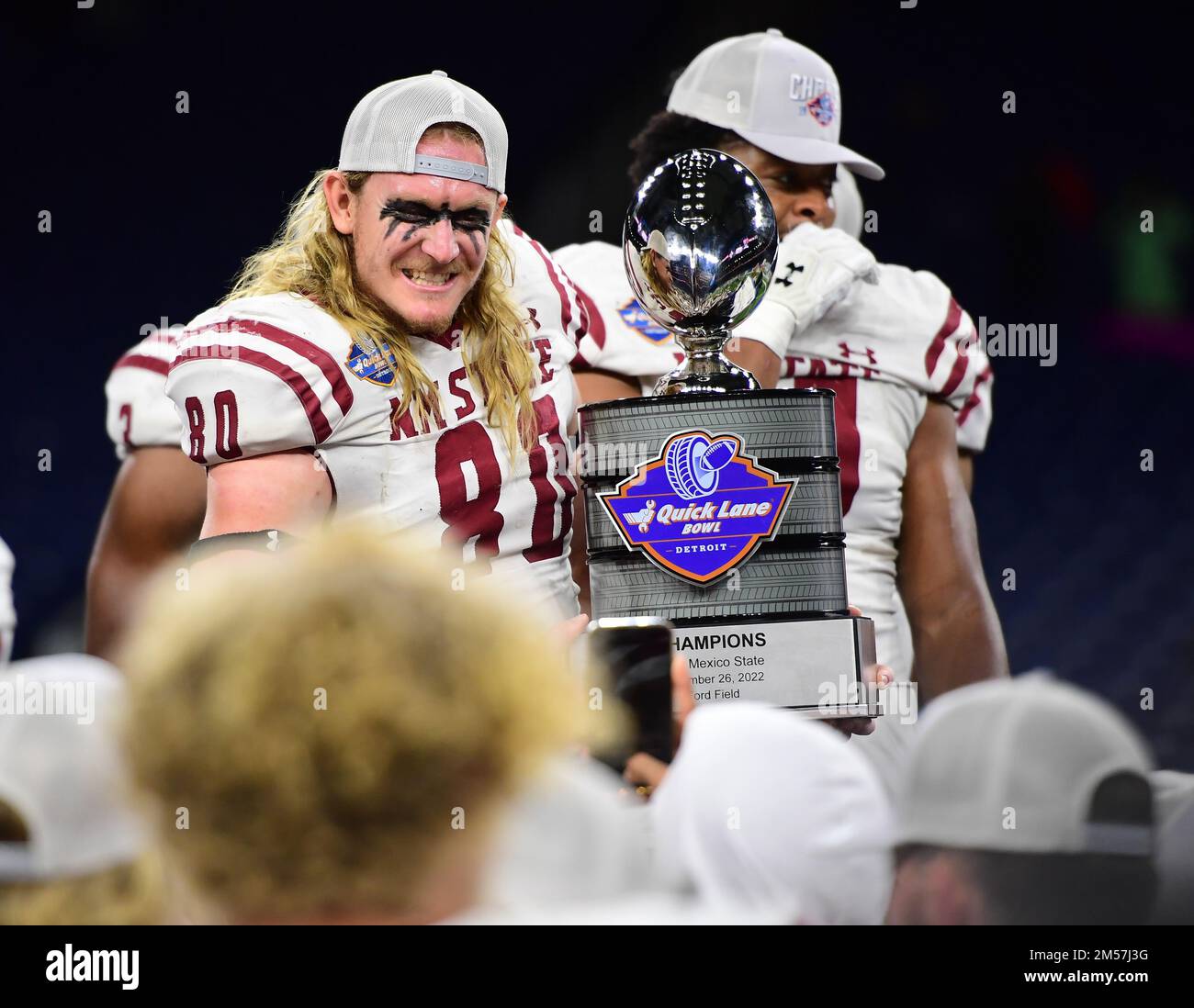 Detroit, Michigan, Stati Uniti. 26th Dec, 2022. New Mexico state Linebacker, TREVOR BROHARD #80, mostra il trofeo dopo una partita tra Bowling Green state University e New Mexico state University a Ford Field, Detroit, Michigan. Finale: New Mexico state- 24 Bowling Green- 19 (Credit Image: © Scott Hasse/ZUMA Press Wire) Credit: ZUMA Press, Inc./Alamy Live News Foto Stock