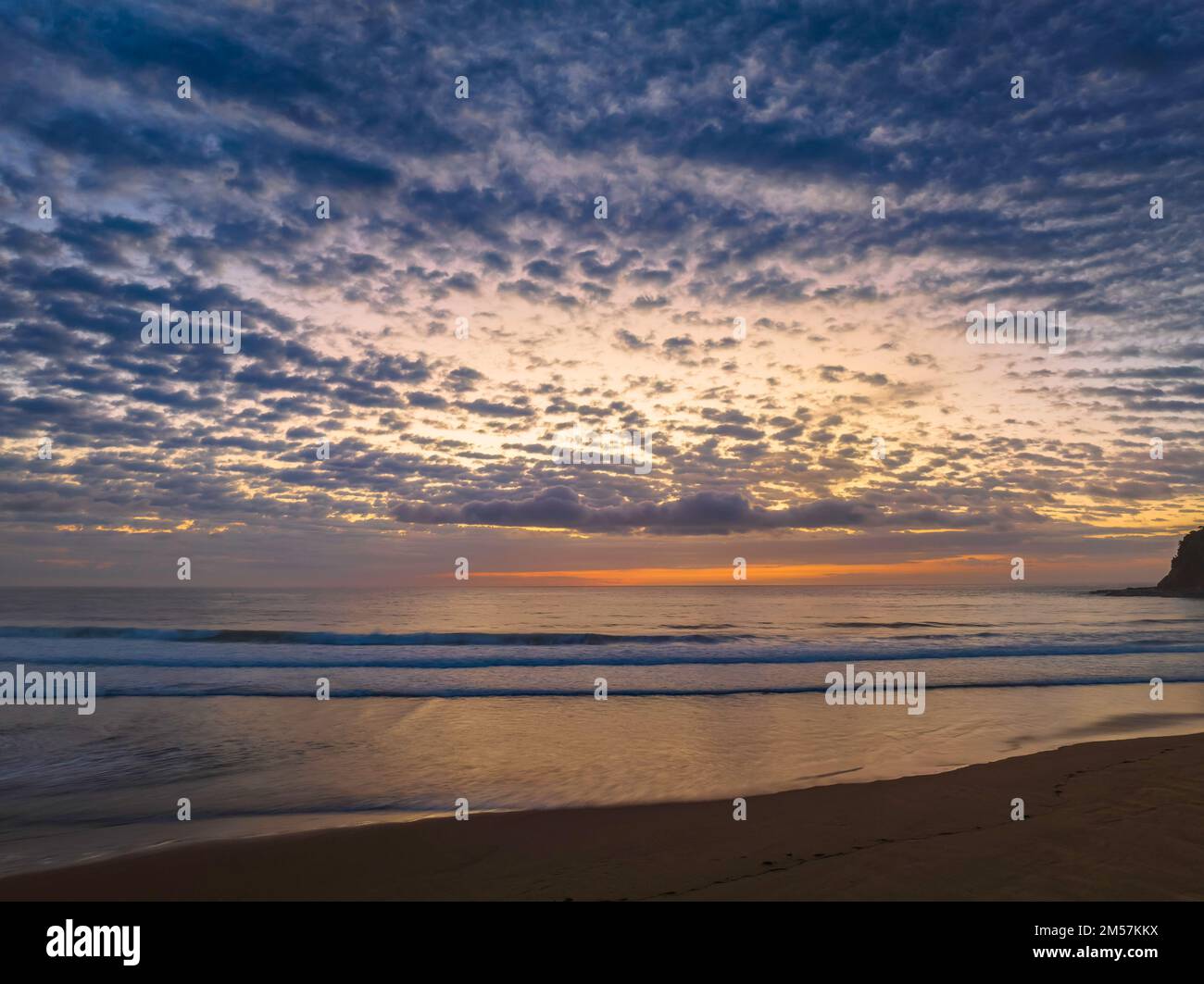 Alba aerea sul mare con nuvole medie che si estendono attraverso il cielo a Avoca Beach sulla costa centrale, NSW, Australia. Foto Stock