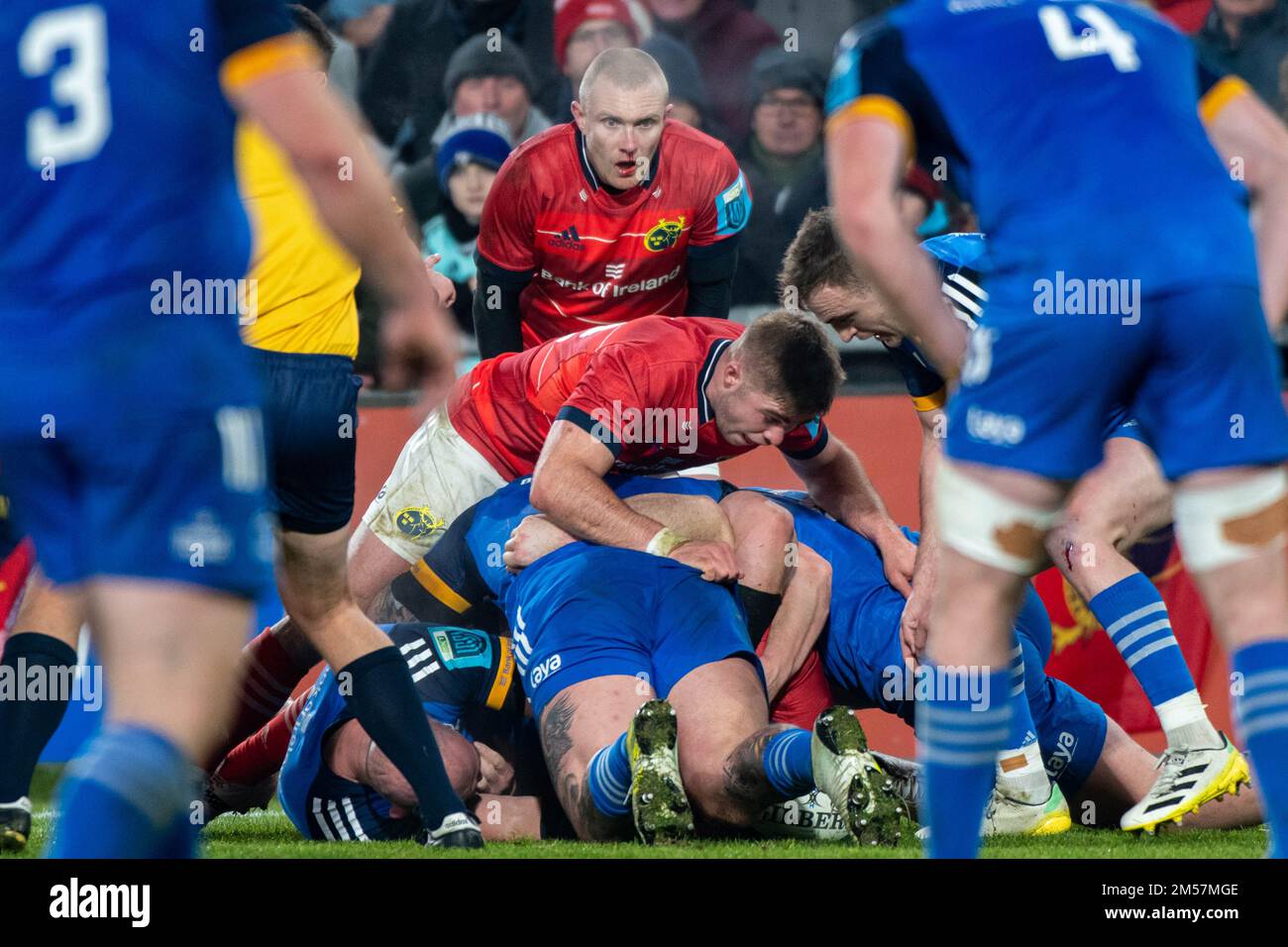 Limerick, Irlanda. 27th Dec, 2022. Jack Crowley di Munster e Keith Earls di Munster durante la partita del Campionato di rugby Unito Round 10 tra Munster Rugby e Leinster Rugby al Thomond Park di Limerick, Irlanda il 26 dicembre 2022 (Foto di Andrew SURMA/ Credit: Sipa USA/Alamy Live News Foto Stock