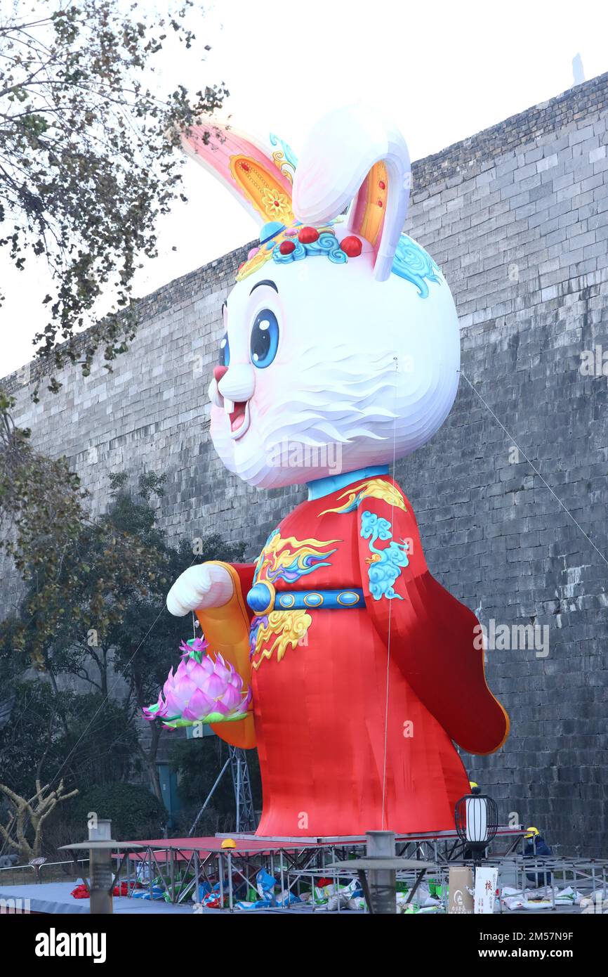 Un coniglio gigante alto 15 metri in tradizionale costume rosso è esposto di  fronte alle East Gates di Nanjing per celebrare il nuovo anno cinese,  Nanjing City, provincia di Jiangsu nella Cina