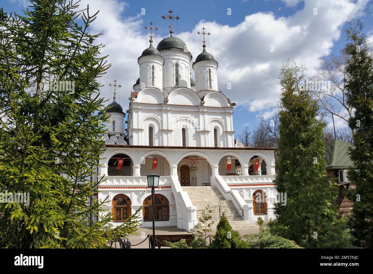Chiesa della Trasfigurazione incorniciata da alberi di abete rosso in primavera - Bolshie Vyazemy, Mosca cuscino Foto Stock