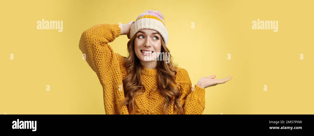 Oopsie ci dispiace. Silly spensiered affascinante donna flirty che si scusa  facendo l'errore stolto grinning la testa di graffio scomoda shrugging mano  messa lateralmente Foto stock - Alamy