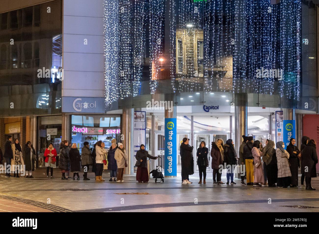 CARDIFF, GALLES - 27 DICEMBRE: Gli acquirenti fanno la coda dalle prime ore del mattino per la prossima vendita post-natalizia su Queen Street il 27 dicembre 2022 Foto Stock